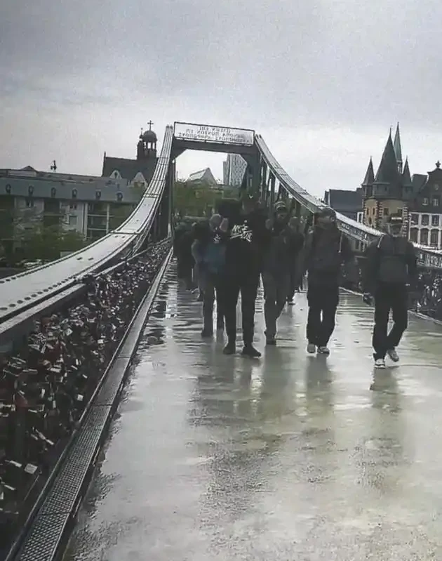 Image: Image shot from front-to-back. In view are participants rucking across the Eisener Steg bridge